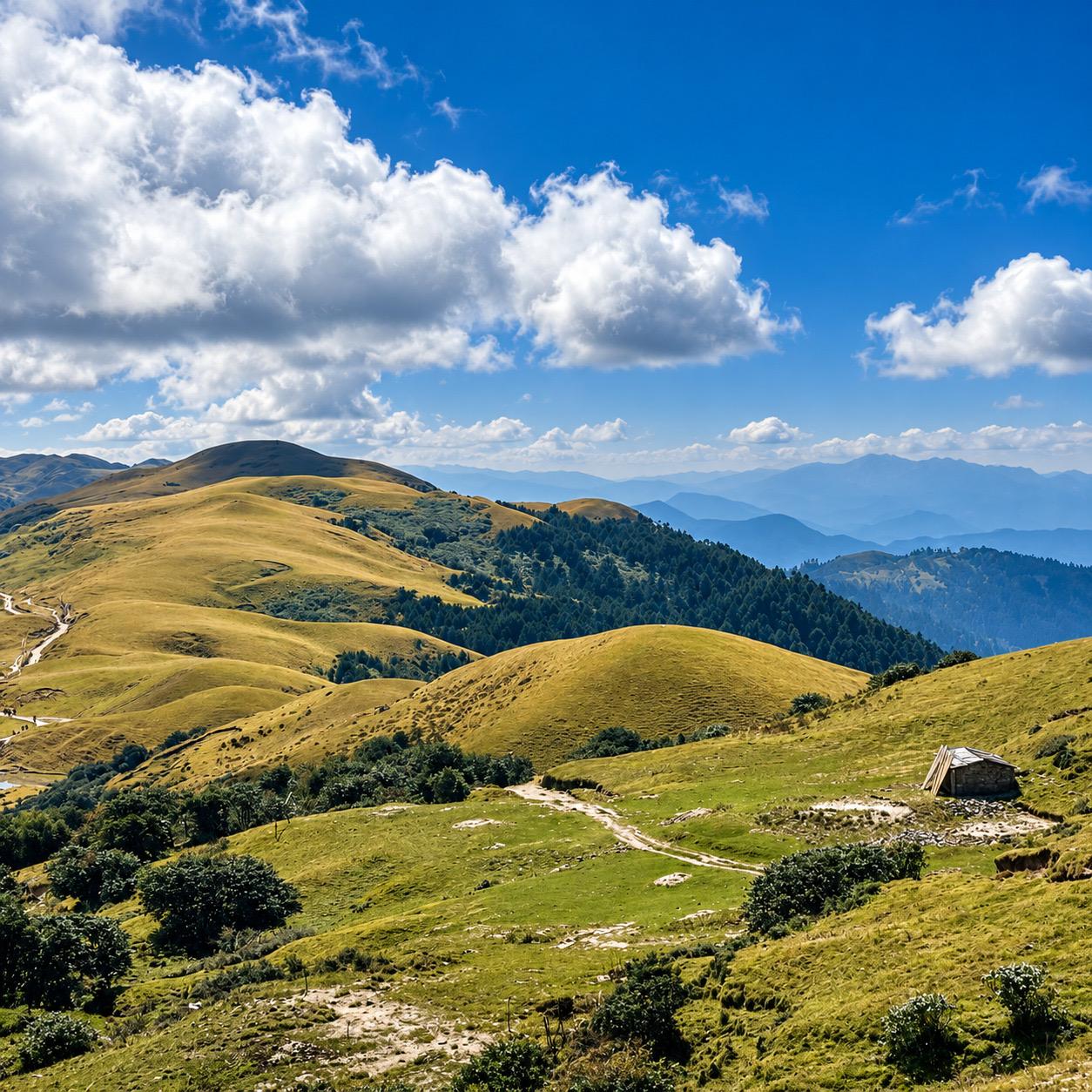 Jalur trekking melintasi perbukitan terbuka menuju Pikey Peak di kawasan Lower Solu, Nepal.